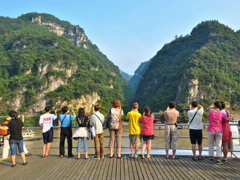 Reisende genießen die Aussicht während der Yangtze Kreuzfahrt, China