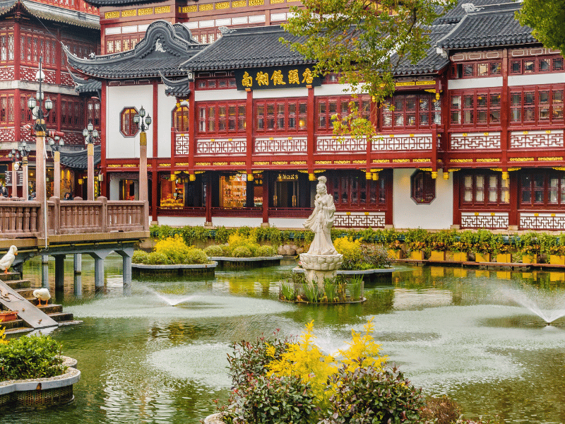 Yuyuan Garten Innenhof mit einem Teich in Shanghai in China