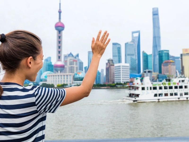 Frau am Bund in Shanghai