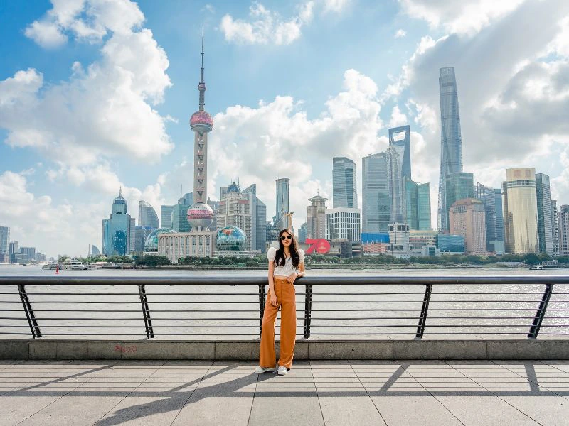 Frau am Bund in Shanghai