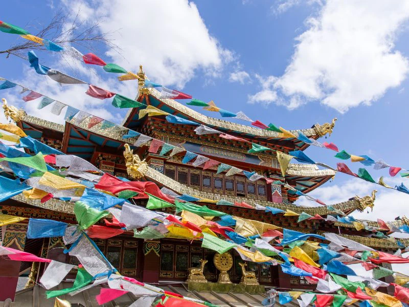 Gebetsflaggen vor einem Tempel in China