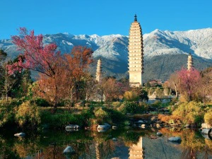 Pagode vor Bergen am See in Dali, China