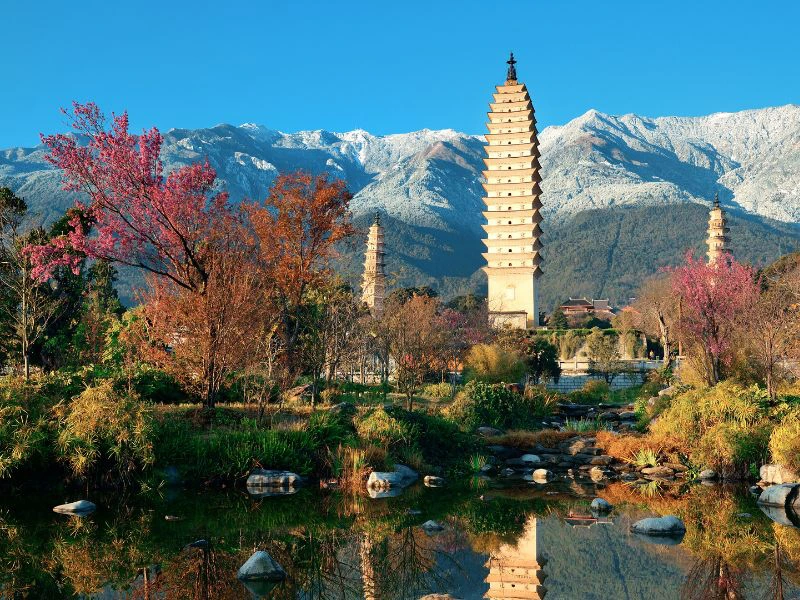 Pagode vor Bergen am See in Dali, China