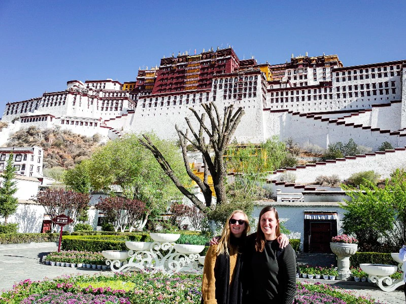 Touristen vor dem Potala Kloster in Lhasa, Tibet