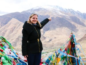 Touristin vor dem Himalaya in Tibet, China