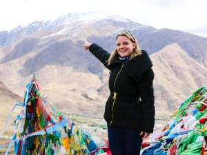 Touristin vor dem Himalaya in Tibet, China