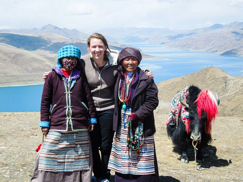 Frau mit zwei Einheimischen in Tibet, China