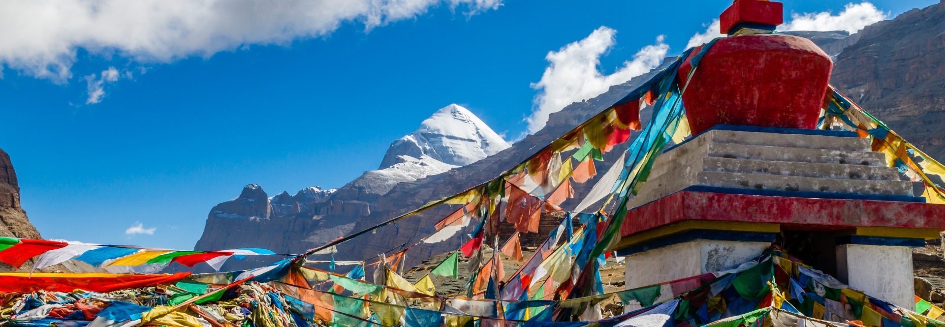 Kloster mit Gebetsflaggen im Himalayagebirge in Tibet