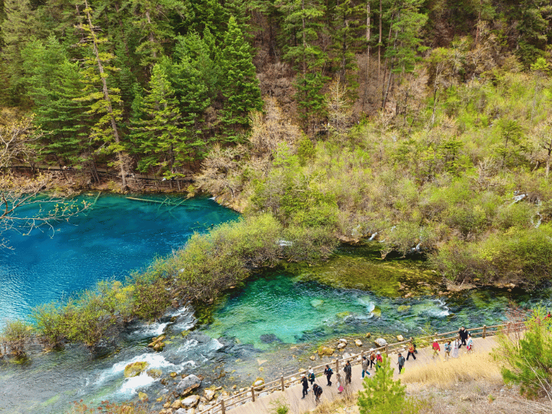 Menschen im Jiuzhaigou Nationalpark