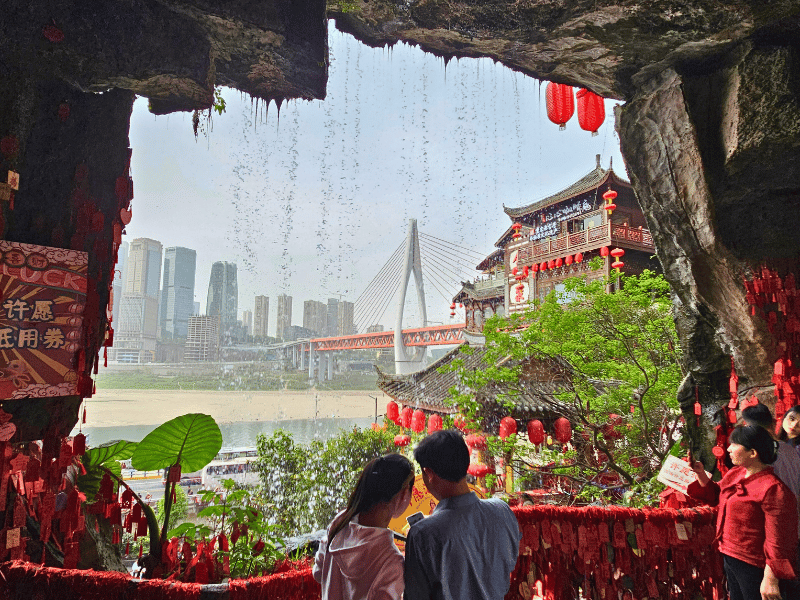 Blick von Honga Cave auf die Skyline von Chongqing
