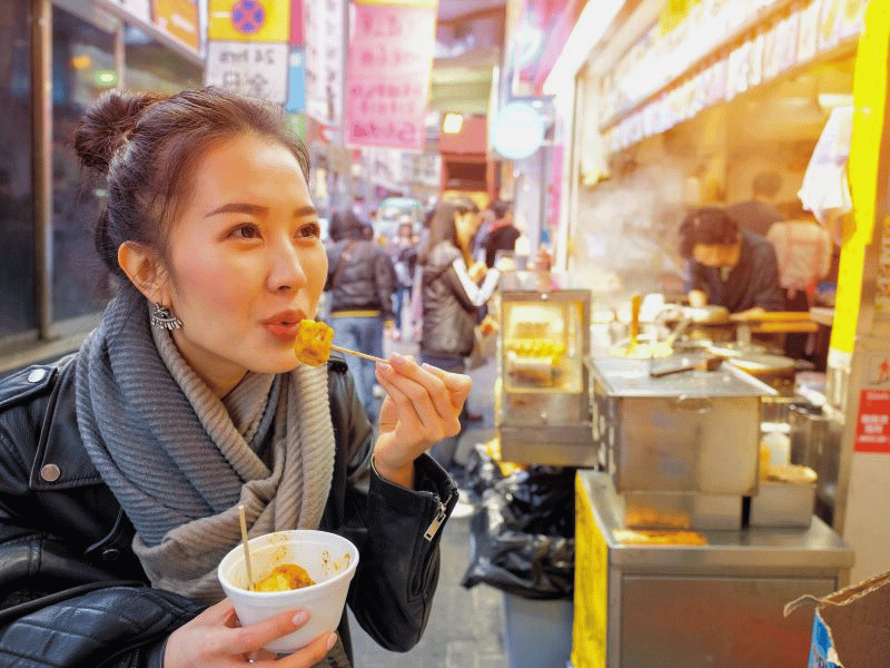 Einheimische isst lokale Snacks in Hong Kong