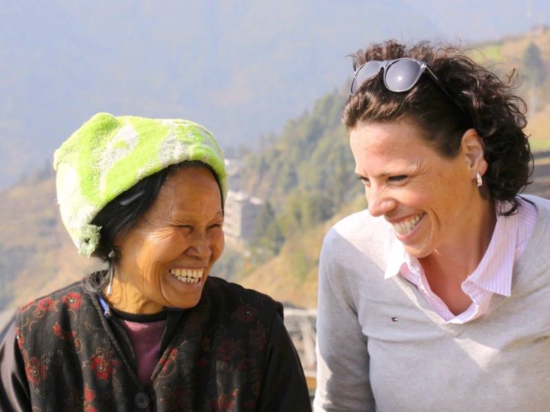 Einheimische Frau und Touristin in Ping'an, China