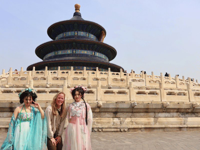 Reisende mit einheimischen Touristen in Peking