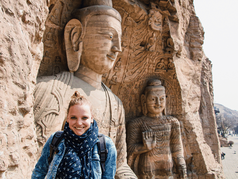 Reisende vor den Yungang Grotten bei Datong
