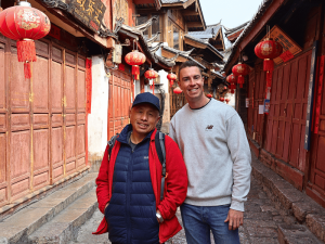 Reisender und Guide in Lijiang