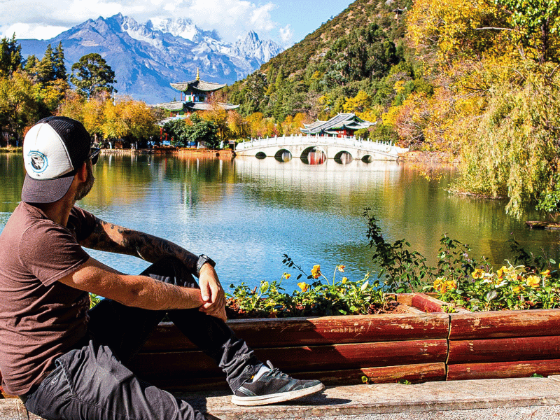 Reisender genießt die Aussicht auf Lijiang