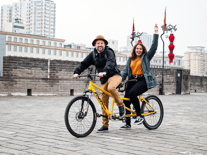 Reisende mit Tandem auf der Stadtmauer von Xi'an