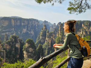 Reisende genießt Aussicht im Zhangjiajie National Forest Park