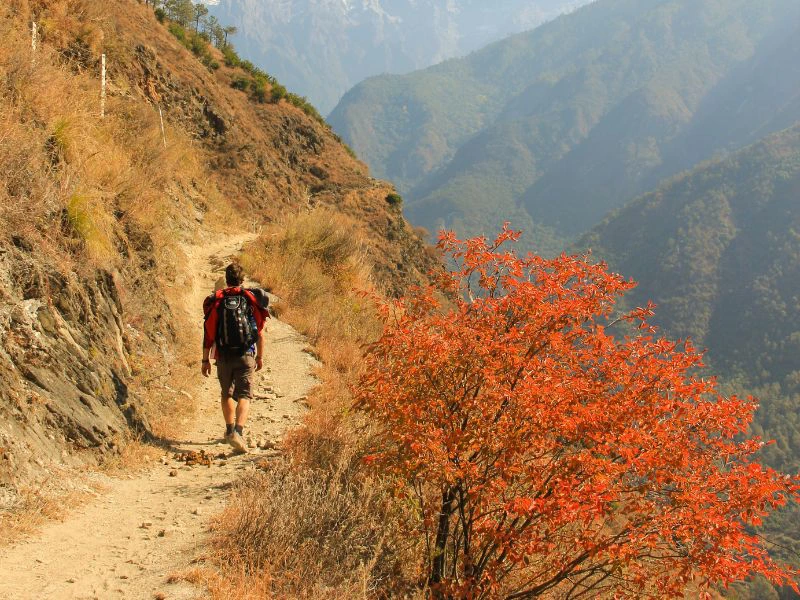Tourist mit Guide beim Wandern in der Tiger Leaping Gorge, China