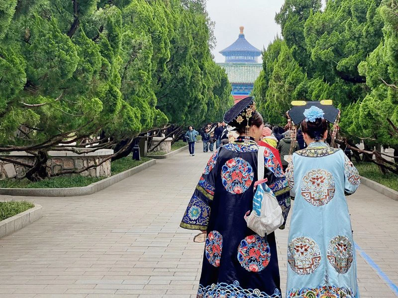 Einheimische Touristen in traditioneller Kleidung in Peking