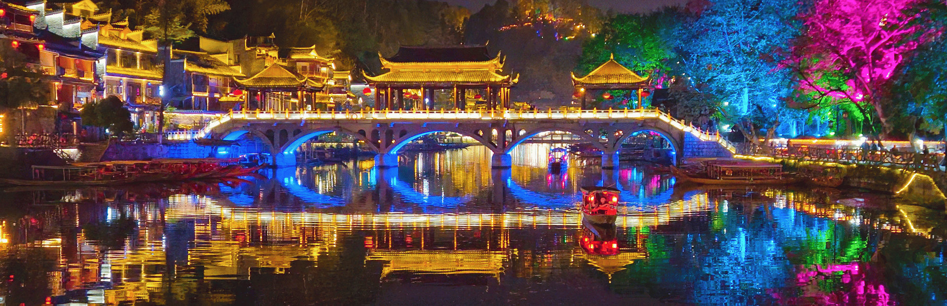 Fenghuang bei Nacht