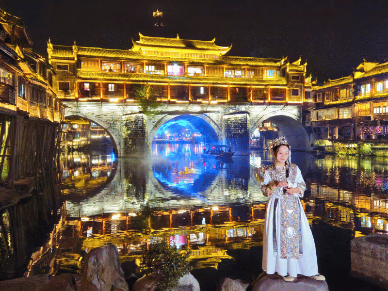 Einheimische Touristen in traditioneller Tracht in Fenghuang