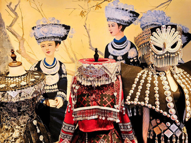 Traditionelle Kleidung zur Miete im Hotel in Fenghuang