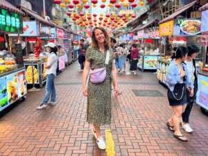Frau beim Shopping in Hong Kong