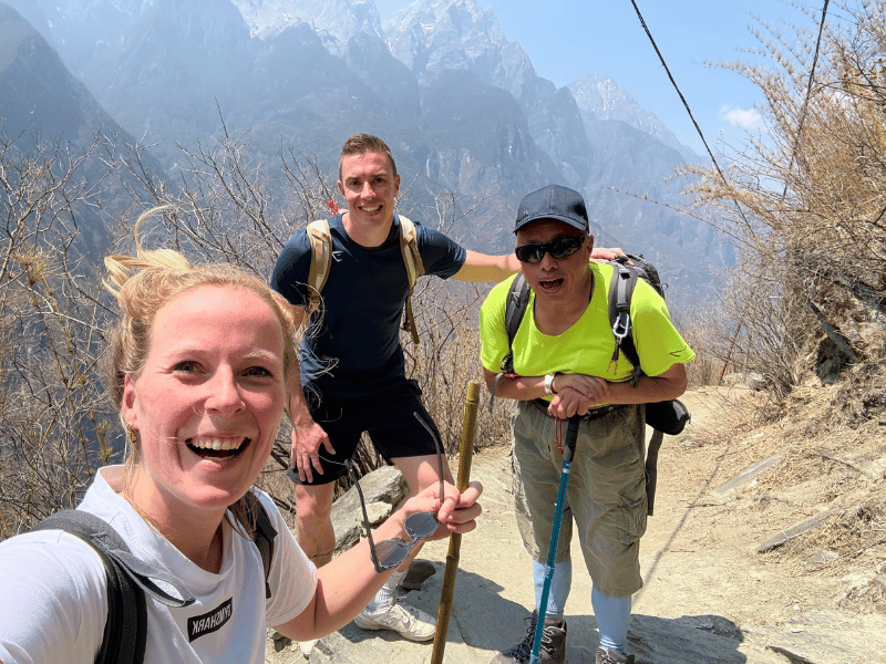 Touristen mit Guide beim Wandern in der Tiger Leaping Gorge, China