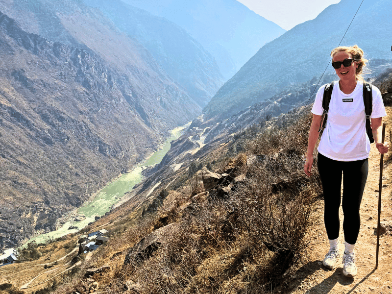 Tourist auf dem Wanderweg in der Tiger Leaping Gorge, China
