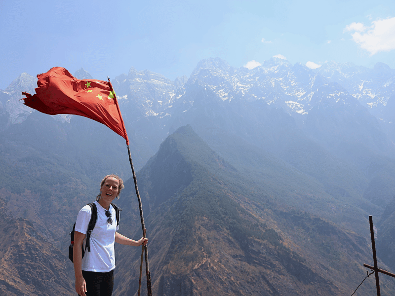 Touristin vor China-Flagge in der Tiger Leaping Gorge, China