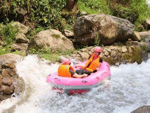 Touristen beim Rafting in Yangshuo in China