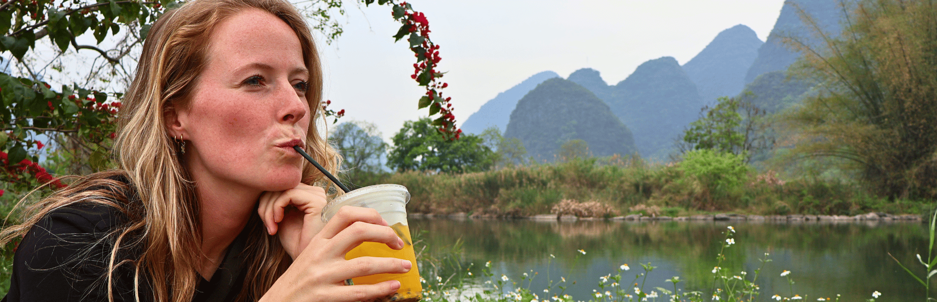 Frau genießt einen Drink in Yangshuo