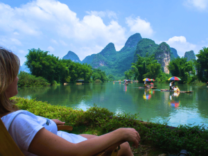 Frau genießt Aussicht über die Karstberge von Yangshuo