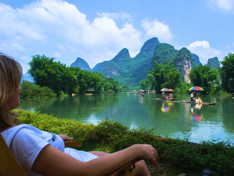 Frau genießt Aussicht über die Karstberge von Yangshuo