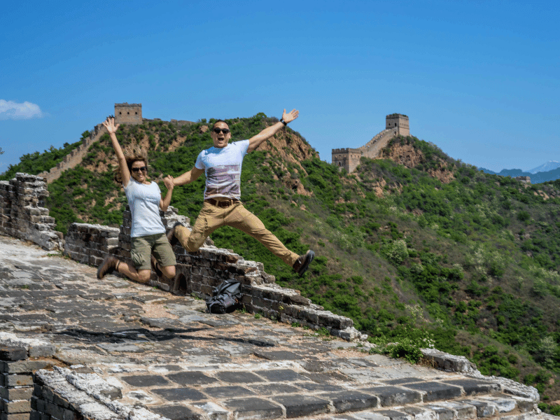 Menschenspringend auf der chineschen Mauer