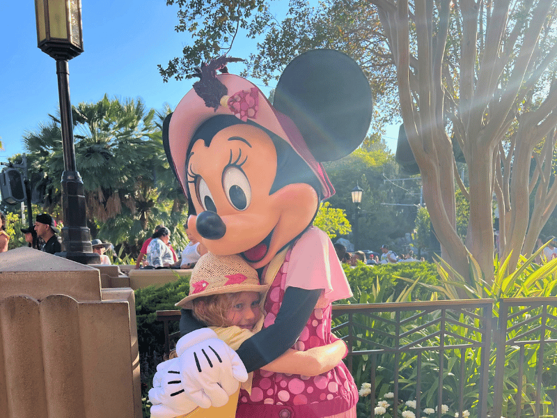 Minnie Maus und Mädchen im Disneyland