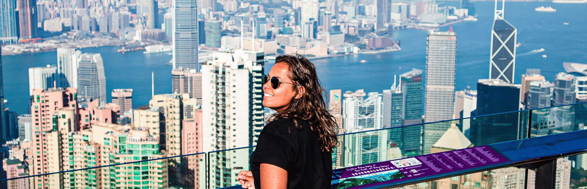 Junge Frau genießt Aussicht über Hong Kong