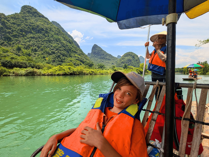Kind während der Bootstour in Yangshuo