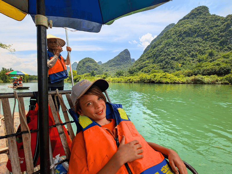 Kind während der Bootstour in Yangshuo