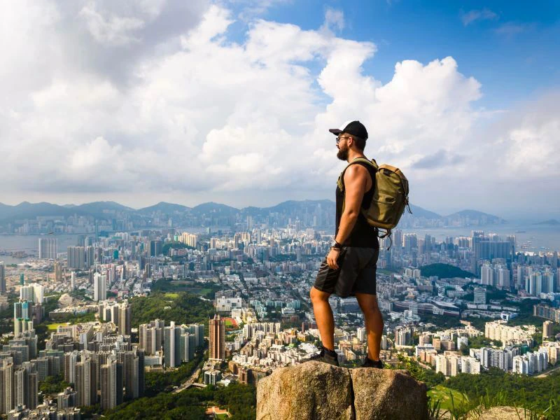 Reisender genießt Aussicht auf Hong Kong