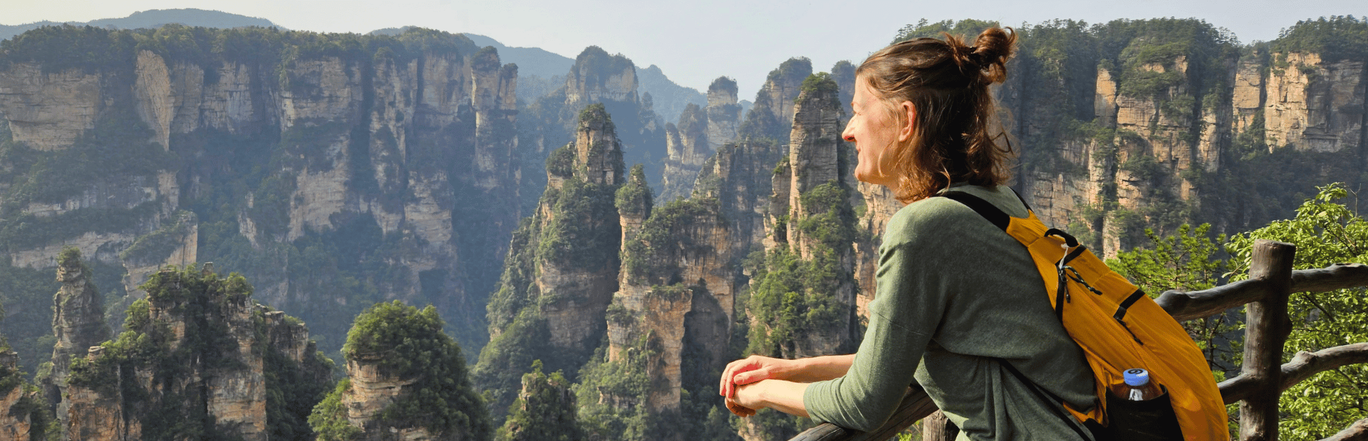 Reisende genießt Aussicht auf die Avatar Berge von Zhangjiajie
