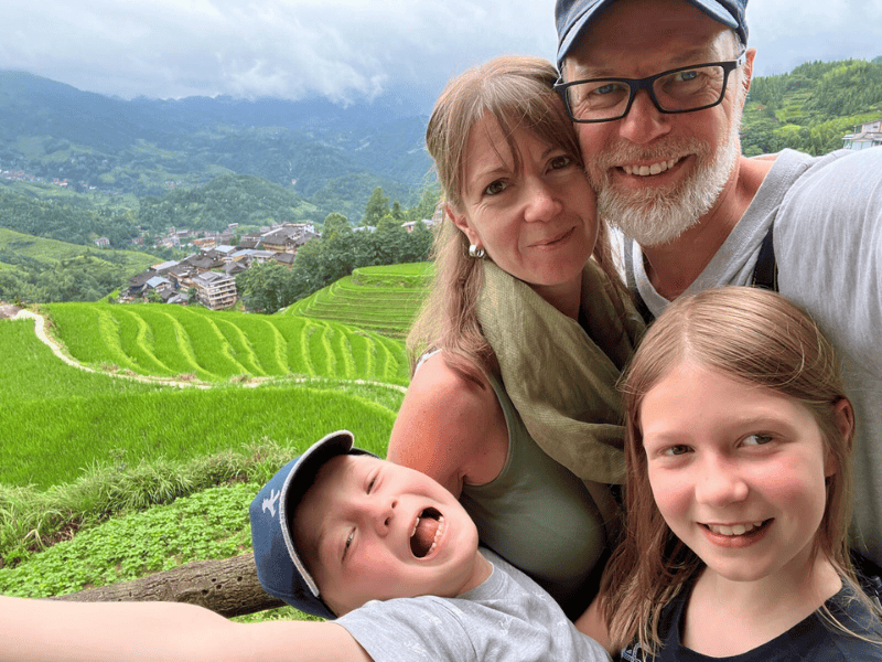 Familie vor Reisterassen