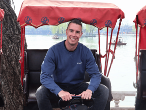 Reisender auf einer Fahrradrikscha in Peking