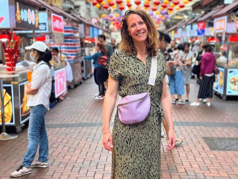 Reisende auf einem Markt in Hong Kong