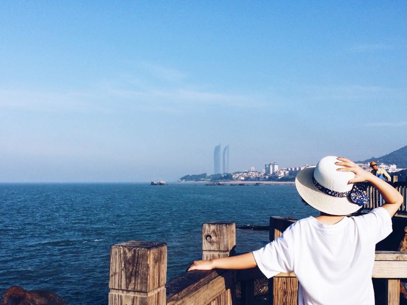 Touristin am Aussichtspunkt mit blick auf die skyline von Xiamen, China.