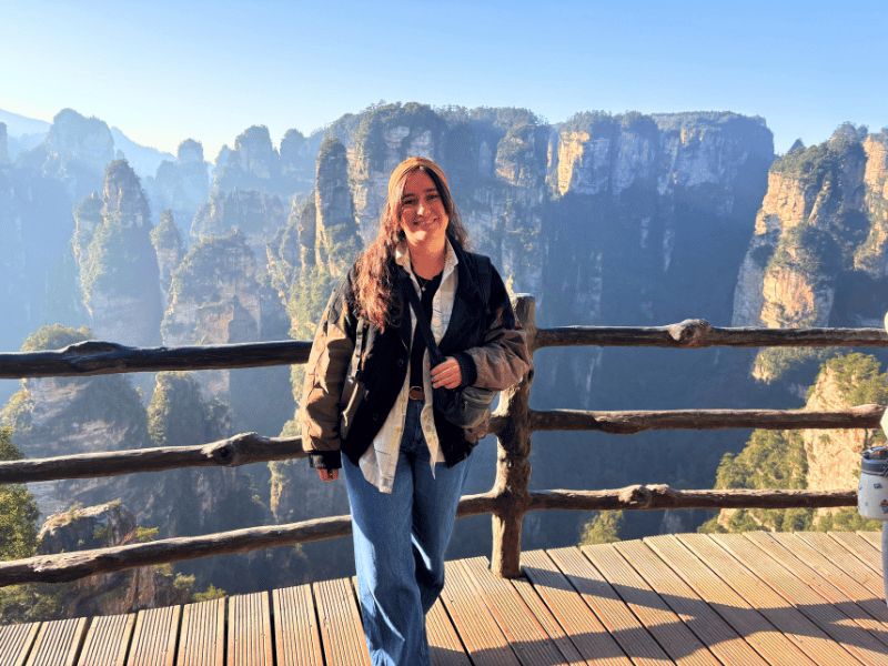 Frau in den Avatarbergen in China