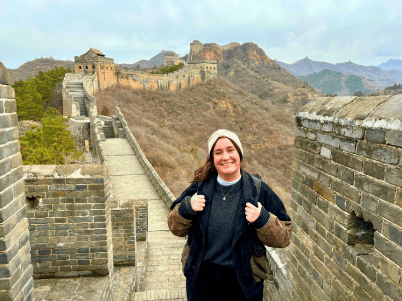 Frau vor der Chinesischen Mauer in China