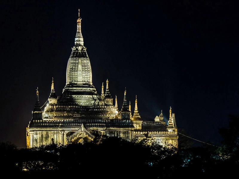 Beleuchteter Tempel in Bagan
