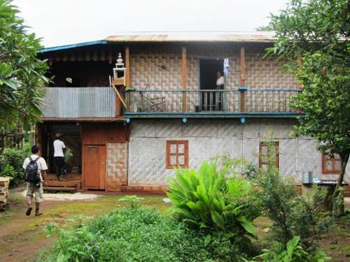 Trekking in Myanmar: Homestay von außen